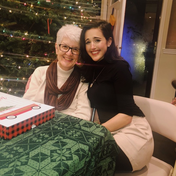 Meet your Posher, Carly - Picture 2 of 2